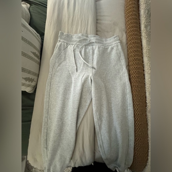 Lululemon Scuba High-Rise Relaxed Jogger in Heathered Core Ultra Light Grey - Picture 5 of 9